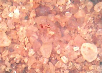 Tekstuur van grond onder die vergrootglas geplaas