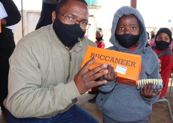 Dogters kan Vrouemaand nou in splinternuwe skoolskoene aandurf