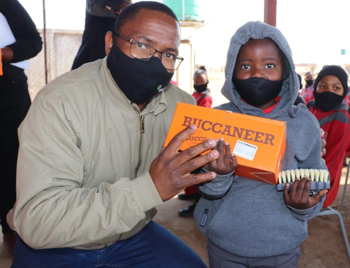 Dogters kan Vrouemaand nou in splinternuwe skoolskoene aandurf