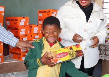 NWK bereik weer honderde behoeftige kinders met sy Skoolskoenprojek