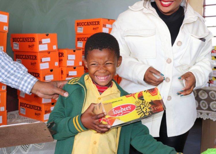 NWK bereik weer honderde behoeftige kinders met sy Skoolskoenprojek
