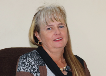 Sy pluk die vrugte van harde werk