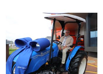 NWK Meganisasie-klant glimlag breed oor splinternuwe New Holland wat hy wen